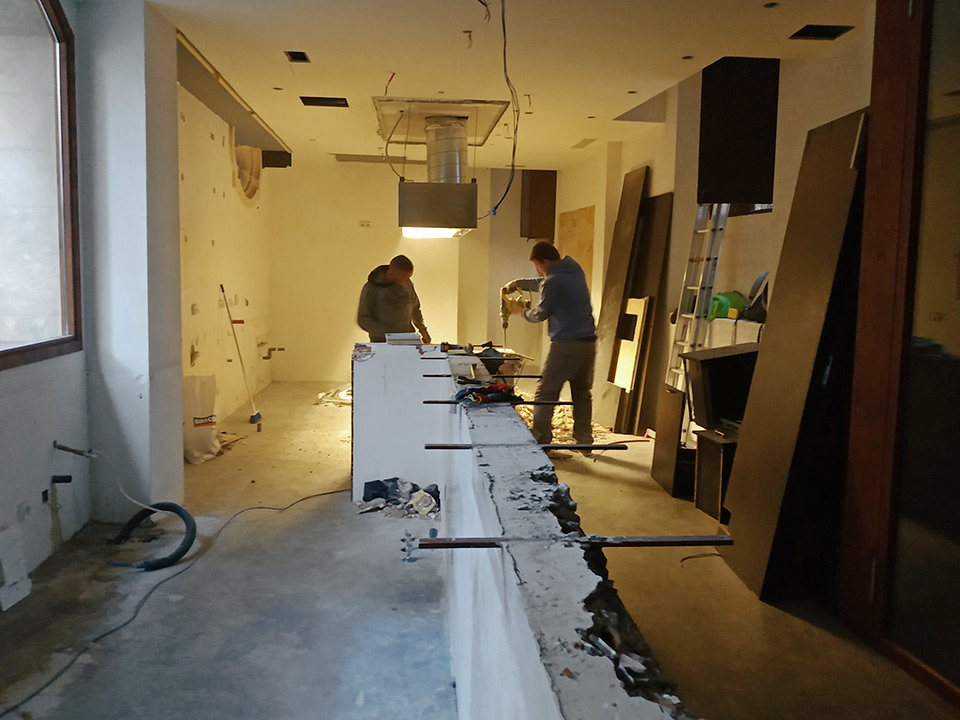 Trabajos de demolición del antiguo bar durante la reforma del hotel