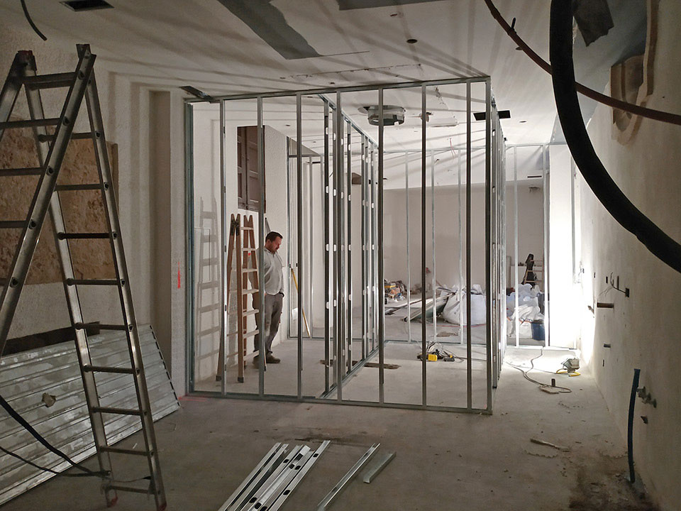Construcción de nuevos tabiques para habitaciones de hotel en Palma