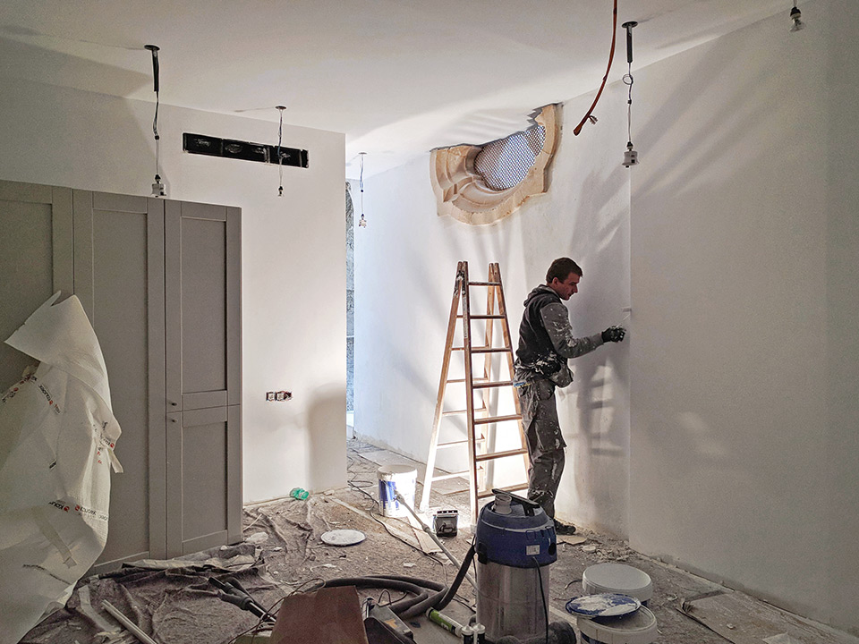 Trabajos de pintura y acabados en las nuevas habitaciones de hotel