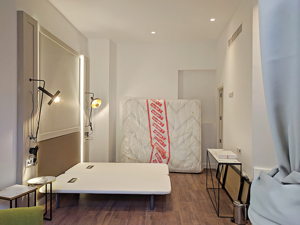 Montaje y equipamiento de las nuevas habitaciones de hotel en Palma