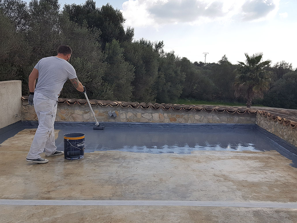 Aplicación de sellador en terraza en Son Servera, Mallorca