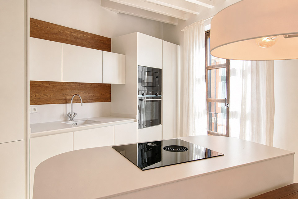 Cocina a medida con isla en apartamento reformado en Palma de Mallorca