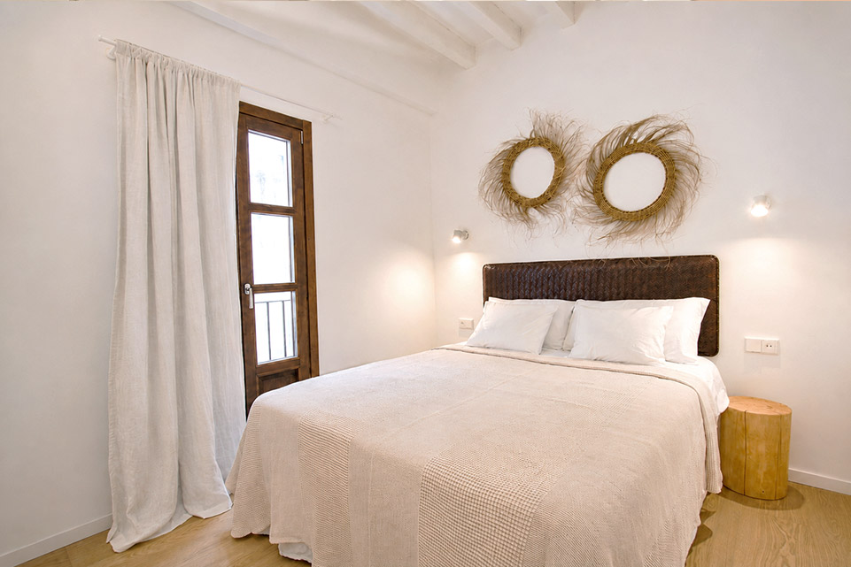 Dormitorio con carpintería de madera en apartamento reformado junto a Plaza Quadrado