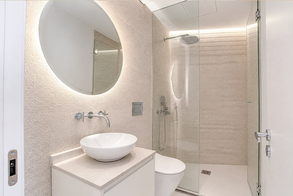 Baño con ducha de obra y lavabo sobre encimera en apartamento reformado en Palma