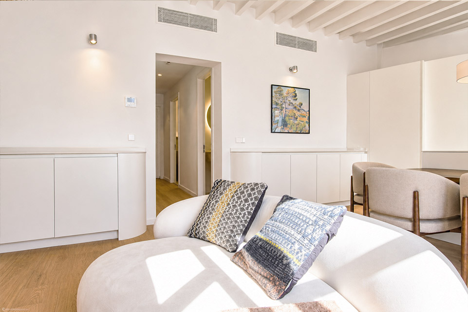 Salón comedor con mobiliario a medida tras la reforma integral del apartamento