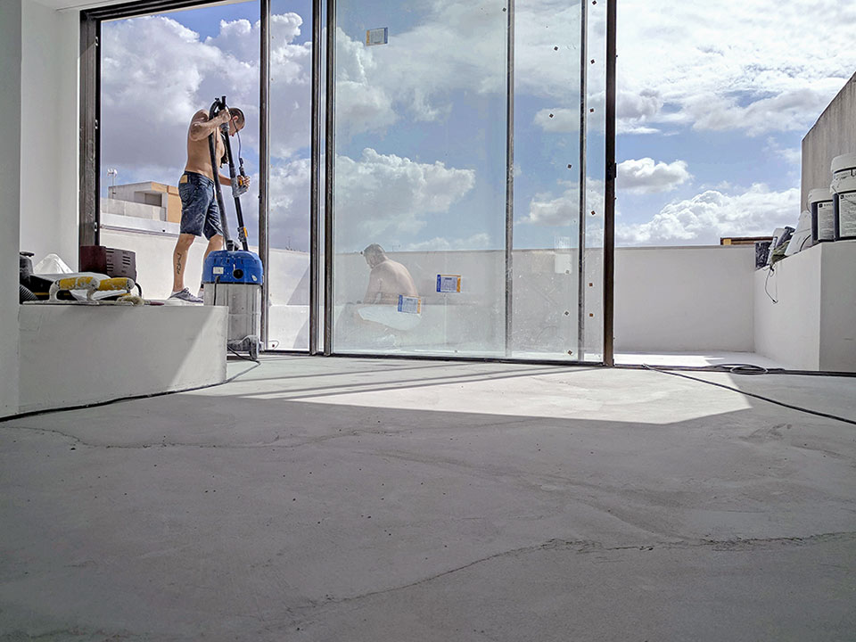 Cocina blanca a medida con vistas sobre El Terreno, Palma