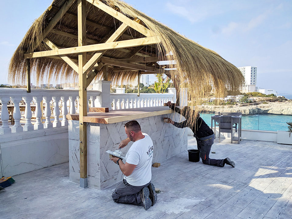 Alicatado de barra de piscina en hotel en Cala Murada Mallorca