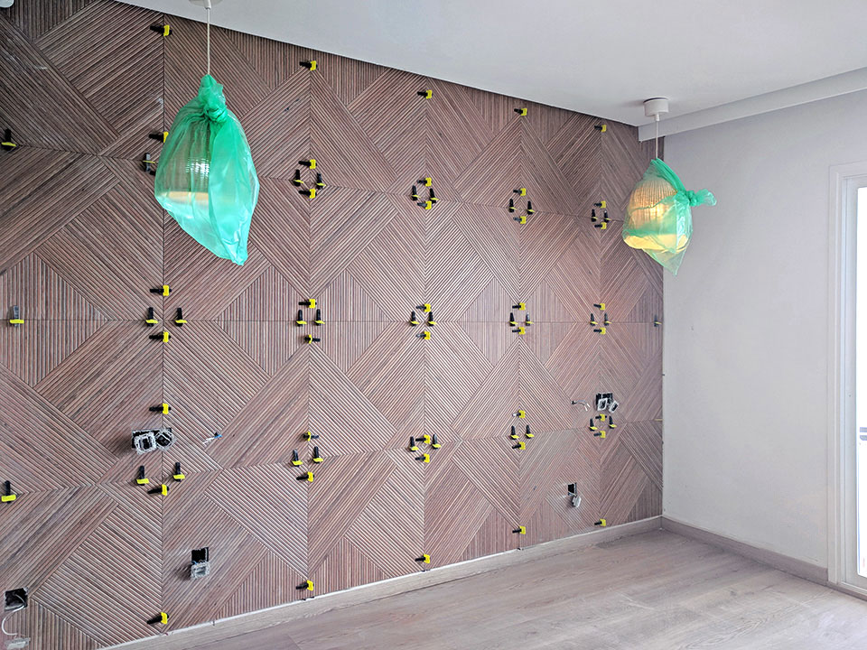 Alicatados en habitación de hotel de diseño en Cala Murada Mallorca