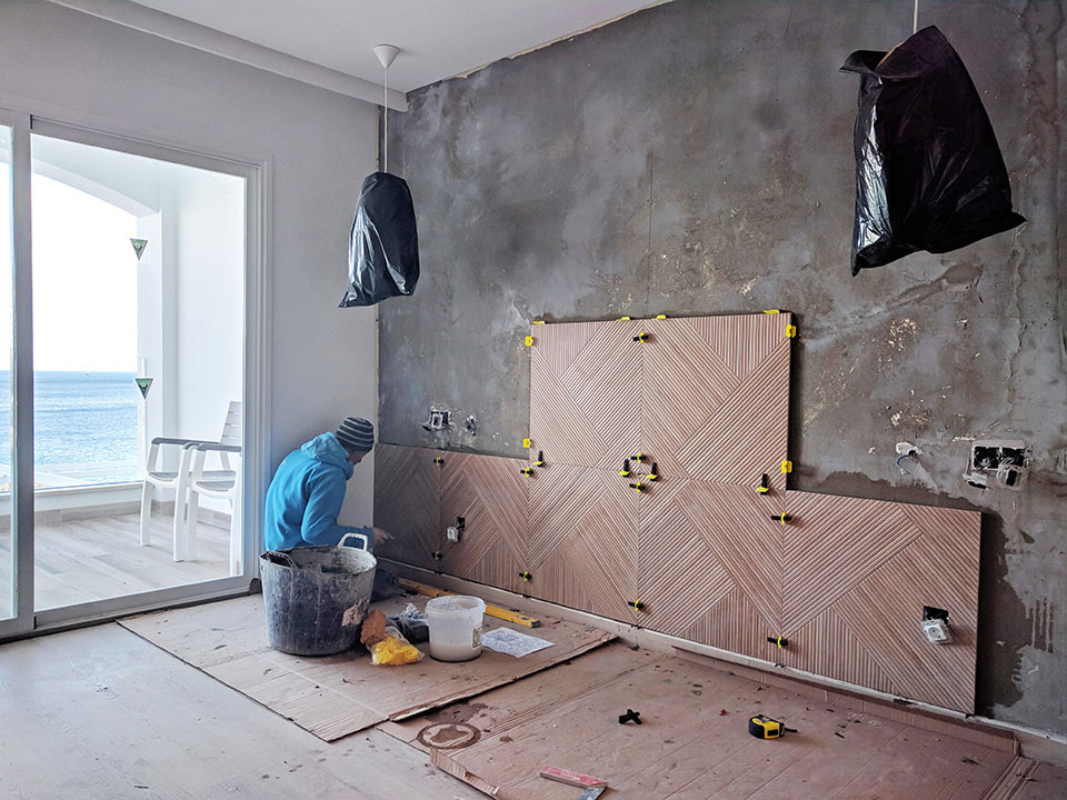 Colocación de cabeceros de gres en habitaciones de hotel en Cala Murada Mallorca