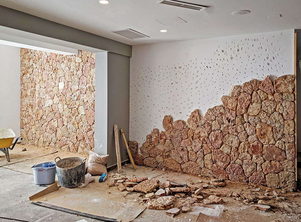 Colocación de piedra decorativa en la zona de recepción de hotel en Cala Murada Mallorca