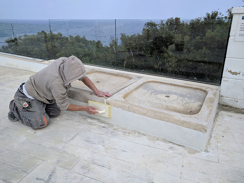 Construcción de una ducha de piscina con plato de ducha de piedra natural en hotel en Cala Murada Mallorca