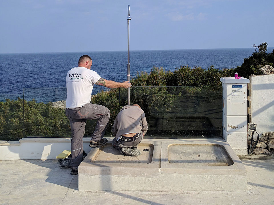 Construcción y instalación de una ducha de piscina en hotel en Cala Murada Mallorca